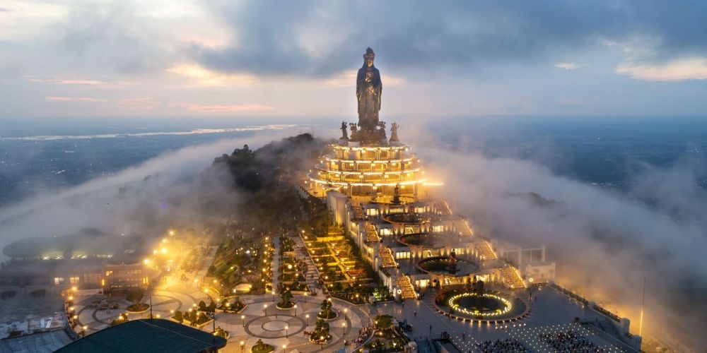 Với sự kết hợp hài hòa giữa tín ngưỡng, kiến trúc và cảnh quan thiên nhiên, các điểm du lịch tâm linh ở Tây Ninh không chỉ đáp ứng nhu cầu hành hương mà còn mang đến cho du khách những trải nghiệm văn hóa sâu sắc, góp phần làm phong phú hành trình khám phá vùng đất miền Đông Nam Bộ. Ảnh Traveloka