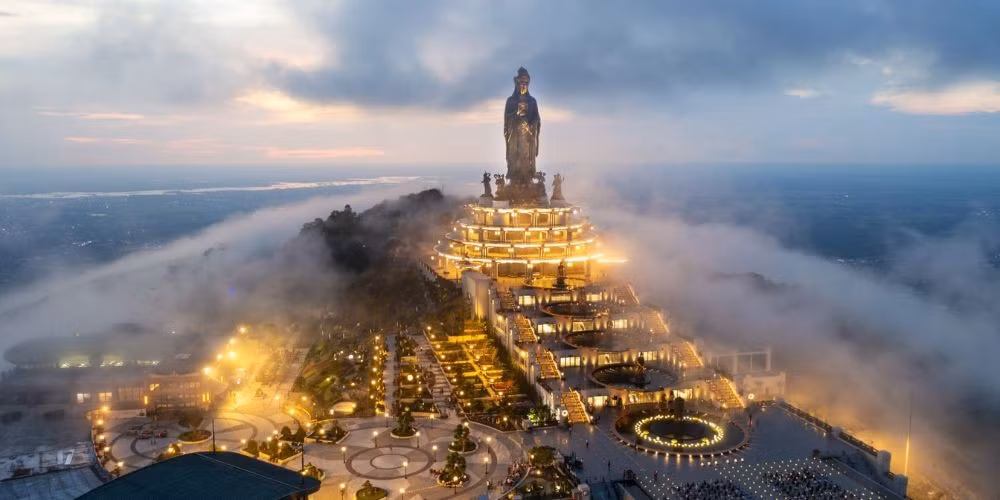 Với sự kết hợp hài hòa giữa tín ngưỡng, kiến trúc và cảnh quan thiên nhiên, các điểm du lịch tâm linh ở Tây Ninh không chỉ đáp ứng nhu cầu hành hương mà còn mang đến cho du khách những trải nghiệm văn hóa sâu sắc, góp phần làm phong phú hành trình khám phá vùng đất miền Đông Nam Bộ. Ảnh Traveloka