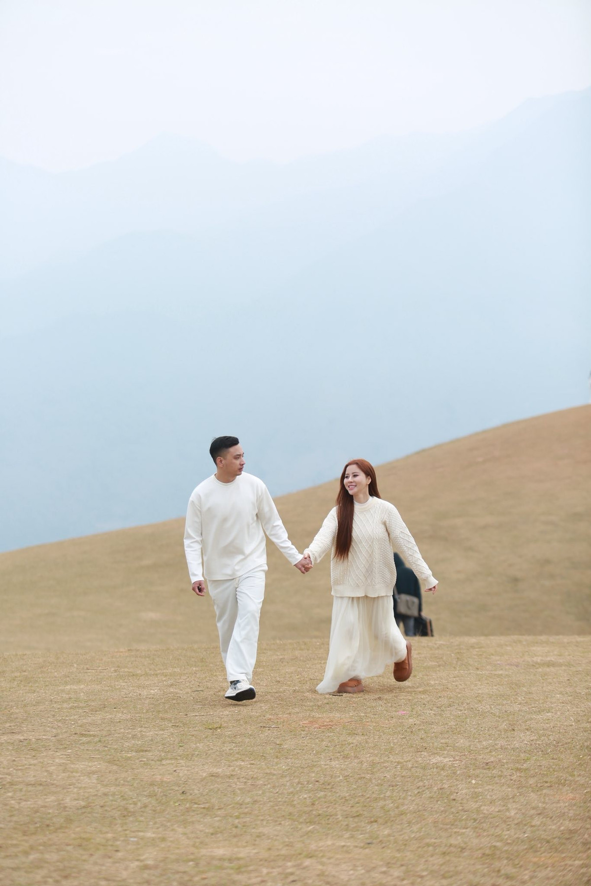 Nếu mùa hè, Tà Xùa phủ sắc xanh non mướt mắt thì từ khoảng tháng 12 đến tháng 2 năm sau, thảo nguyên lại bước vào thời điểm đẹp nhất của mùa cỏ cháy. Dưới ánh nắng dịu của mùa đông vùng cao, những đồi cỏ khô chuyển sang màu vàng óng, hòa cùng sắc trời trong xanh tạo nên khung cảnh vừa bình yên, vừa hùng vĩ. Ảnh Vũ Văn Triệu