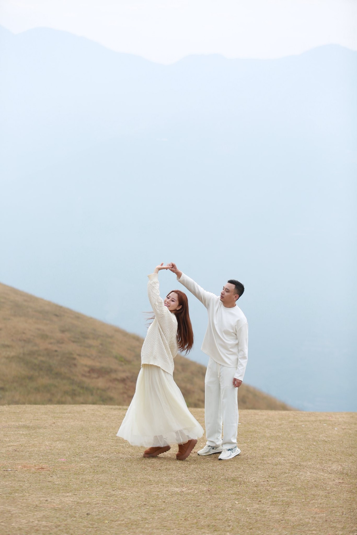 Những bộ trang phục gam sáng như trắng, kem hay pastel nhẹ nhàng đặc biệt phù hợp khi chụp ảnh giữa nền cỏ cháy mênh mang. Chỉ cần một chiếc khăn mỏng hay cuốn sách nhỏ cũng đủ tạo nên những bức ảnh đậm chất thơ giữa đại ngàn. Ảnh Vũ Văn Triệu