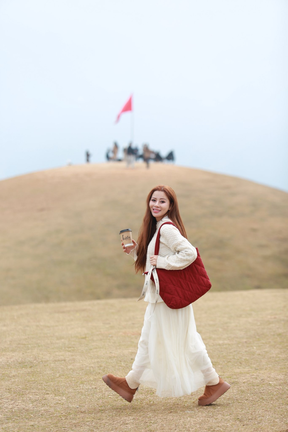 Không chỉ là điểm đến lý tưởng để tận hưởng không khí trong lành, thảo nguyên Tà Xùa còn được xem là “thiên đường sống ảo” của giới trẻ. Không gian mở, ít công trình nhân tạo giúp du khách dễ dàng bắt trọn vẻ đẹp thiên nhiên vào từng khung hình. Ảnh Vũ Văn Triệu