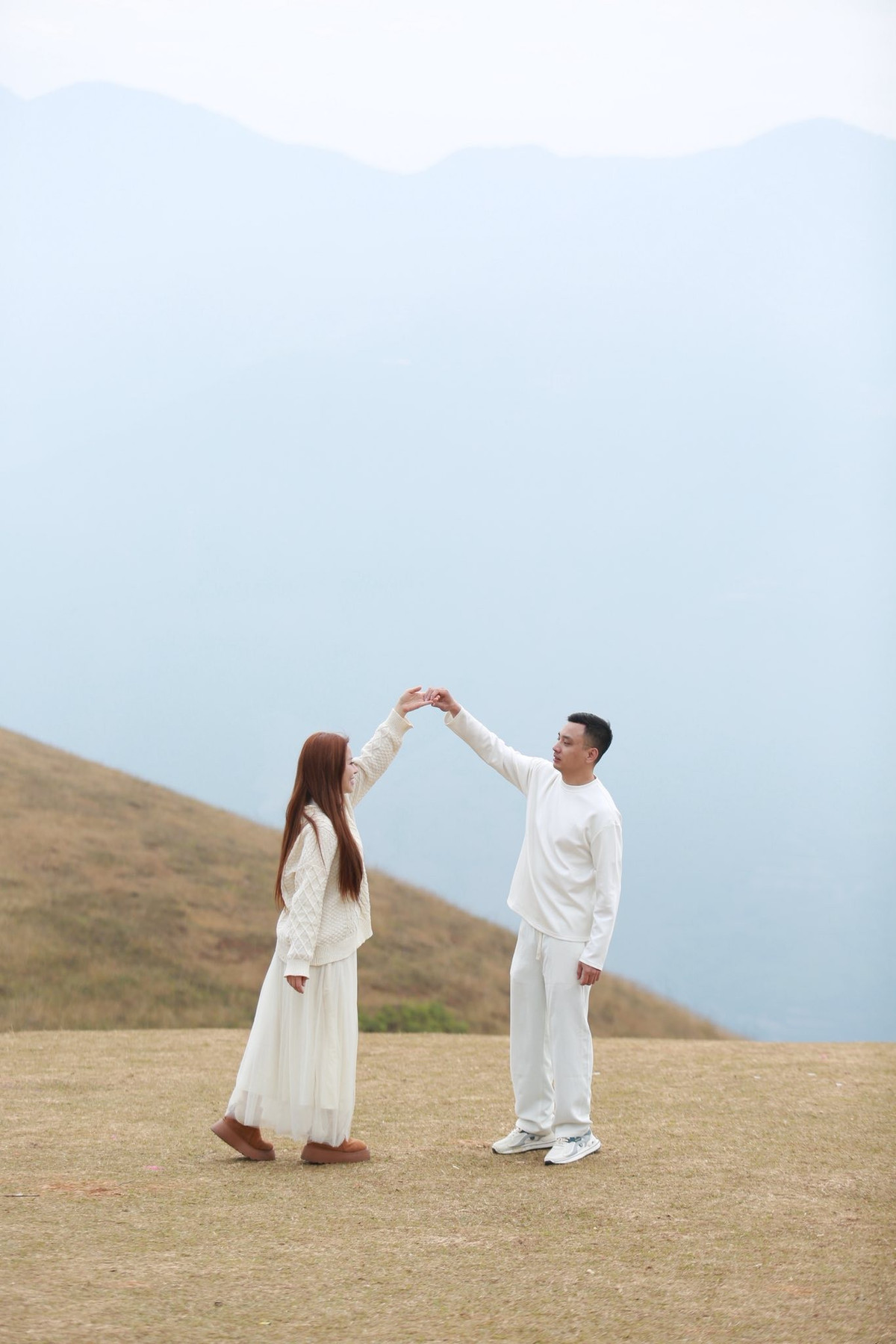 Giữa thảo nguyên còn có một quán cà phê nhỏ, thiết kế đơn giản nhưng ấm cúng, kết hợp hài hòa giữa không gian trong nhà và ngoài trời. Tại đây, du khách có thể thưởng thức cà phê hoặc trà nóng với mức giá dao động từ 40.000 – 60.000 đồng, vừa nhâm nhi đồ uống, vừa phóng tầm mắt ngắm mây trời bảng lảng và núi non bạt ngàn phía xa. Ảnh Vũ Văn Triệu