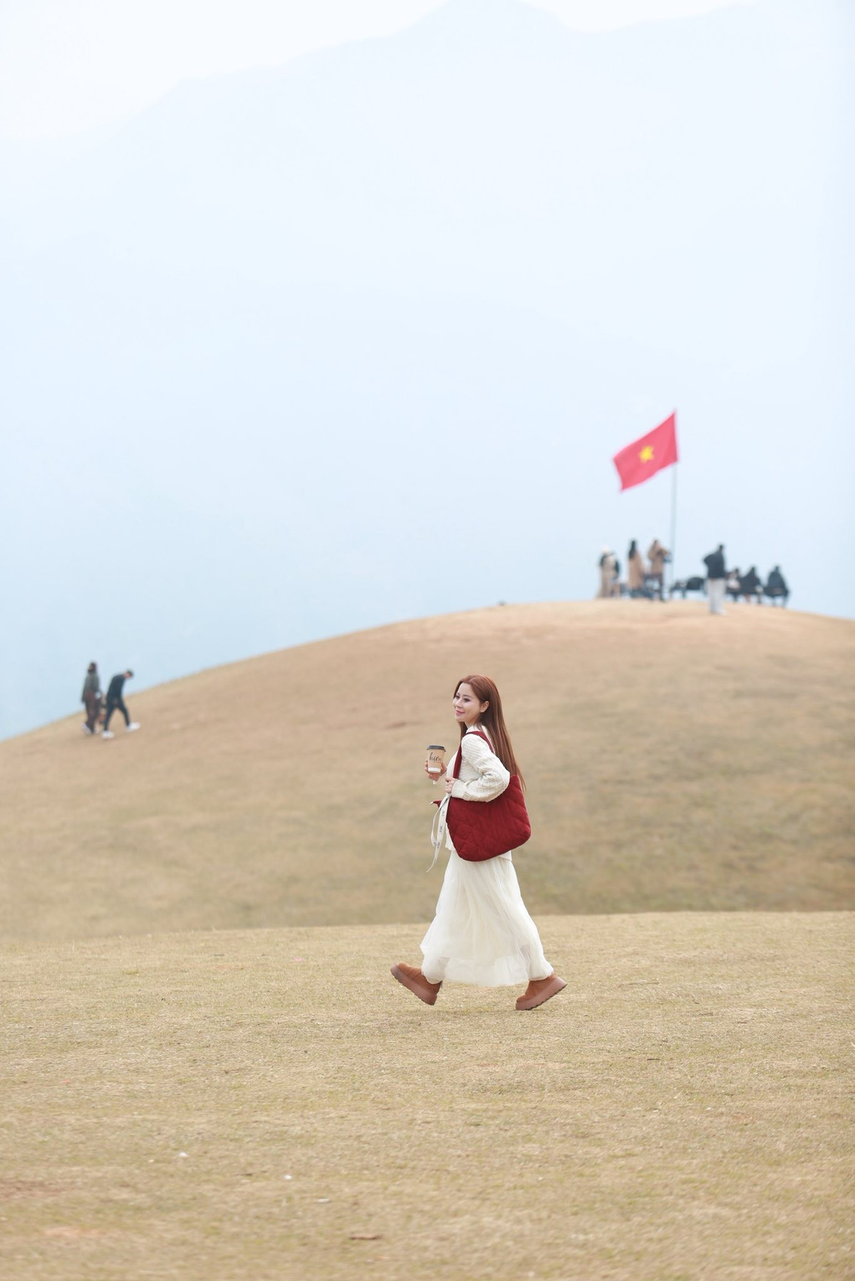 Theo kinh nghiệm của nhiều du khách, để có những bức ảnh ấn tượng, nên lựa chọn góc chụp rộng, lấy trọn các lớp đồi nối tiếp nhau phía xa nhằm làm nổi bật chiều sâu của cảnh sắc. Ảnh Vũ Văn Triệu