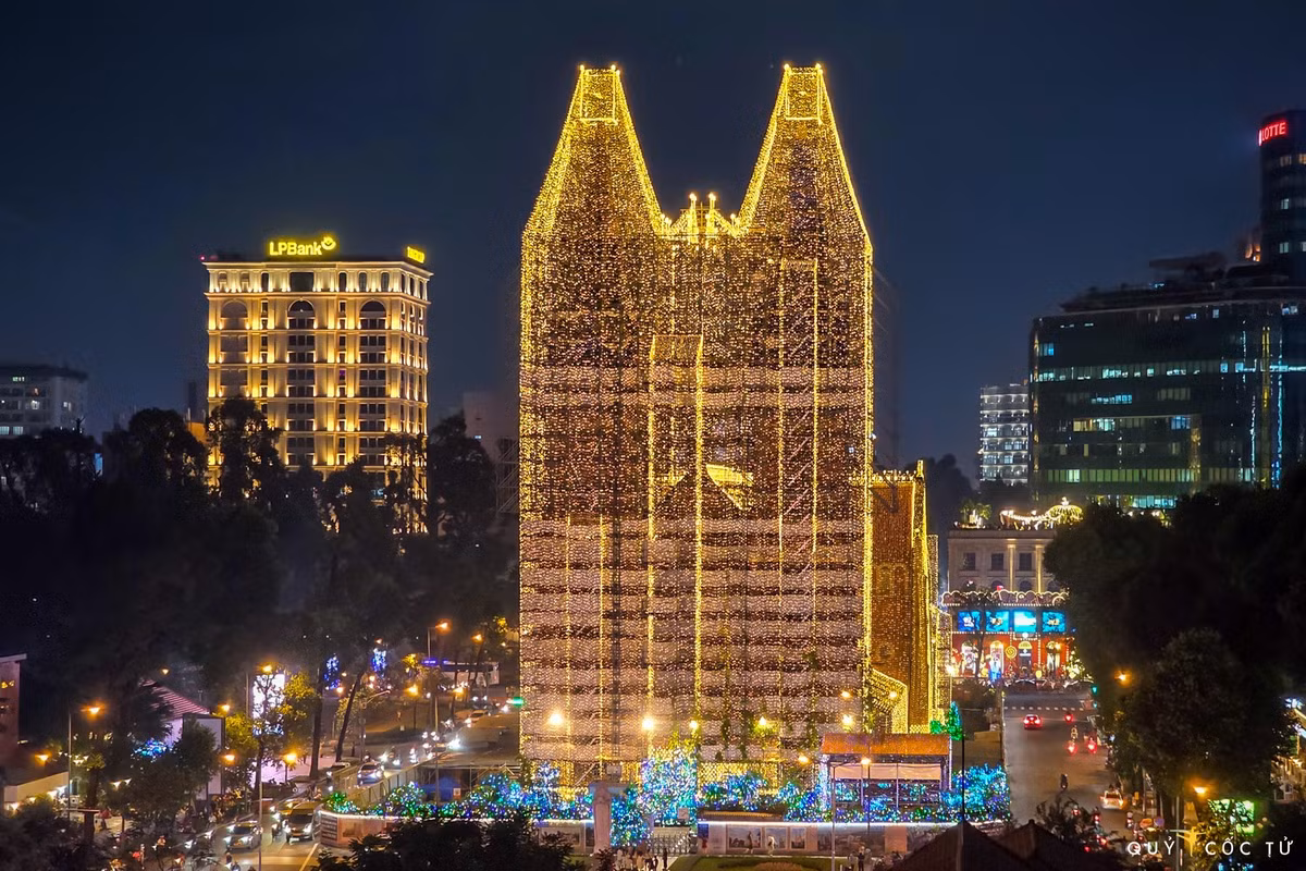 Nhìn từ xa, công trình gần 150 năm tuổi như được quấn bởi những dải lụa phát sáng, nổi bật trong đêm. Ảnh Ngo Tran Hai An