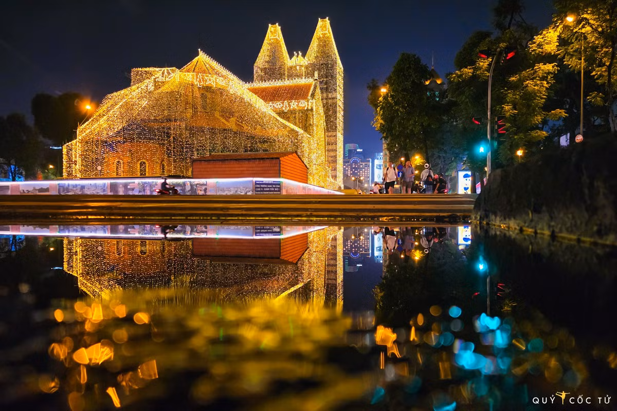 Với không khí lễ hội sôi động, ánh sáng rực rỡ và nhiều hoạt động bên lề, Nhà thờ Đức Bà hứa hẹn tiếp tục là điểm check-in nổi bật nhất mùa Giáng sinh 2025 tại TP HCM. Đây là cơ hội để du khách cảm nhận trọn vẹn vẻ đẹp của Sài Gòn mùa cuối năm – nhộn nhịp mà vẫn đầy ấm áp. Ảnh Ngo Tran Hai An