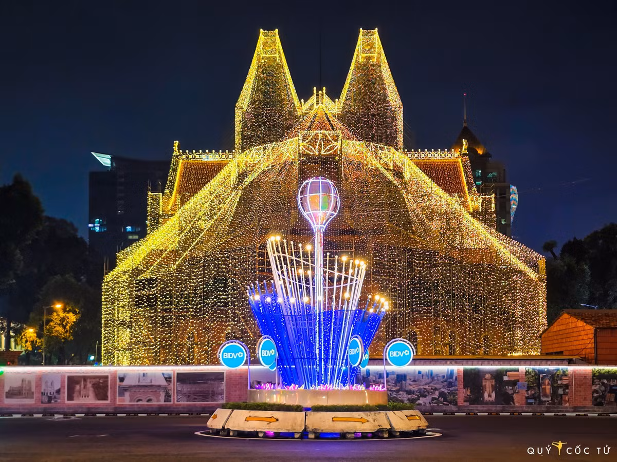 Được biết, hoạt động thắp sáng diễn ra từ 18h45 đến 23h mỗi ngày, bắt đầu từ 1/12 và kéo dài đến hết 5/1/2026, tạo thêm điểm nhấn lễ hội cho trung tâm thành phố. Ảnh Ngo Tran Hai An