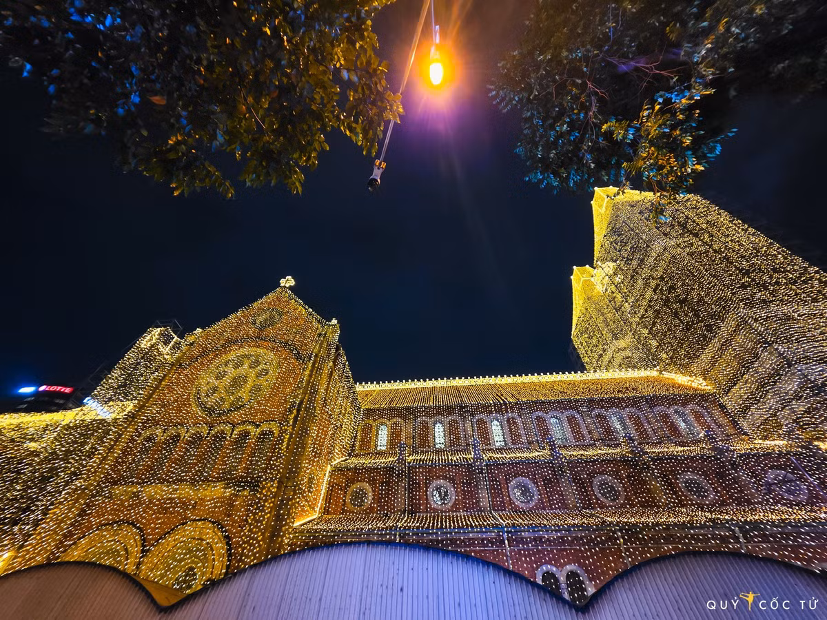 Dù công trình vẫn còn giàn giáo sau thời gian dài trùng tu, việc chiếu sáng đã giúp không gian trở nên rực rỡ hơn, che bớt những phần kỹ thuật và mang lại diện mạo mới cho biểu tượng kiến trúc của Sài Gòn.