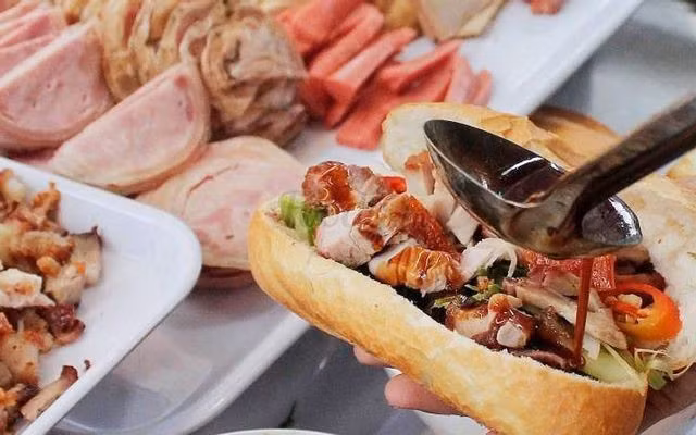 Điểm nhấn của món ăn nằm ở phần thịt ba chỉ với lớp da giòn bì, trong khi phần thịt bên trong vẫn mềm và mọng nước. Phần xốt được chế biến từ nước dùng heo, tẩm ướp đa dạng gia vị địa phương, được đánh giá là “linh hồn” tạo nên hương vị đặc trưng. Các món ăn kèm như dưa góp chua ngọt, rau mùi, dưa leo, ớt tươi… giúp cân bằng vị giác và chống ngấy hiệu quả. Ảnh minh họa