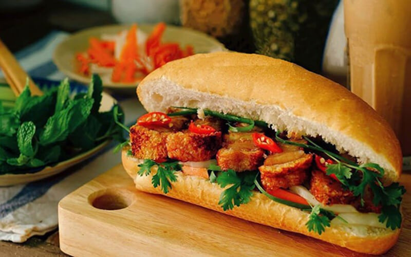 Bánh mì heo quay là sự kết hợp hài hòa giữa vỏ bánh mì giòn truyền thống và thịt ba chỉ heo quay da giòn – nguyên liệu vốn được yêu thích trong nhiều nền ẩm thực. Đây được xem là biến tấu đặc sắc của bánh mì Việt Nam, mang đến trải nghiệm mới mẻ so với các loại nhân quen thuộc. Ảnh minh họa