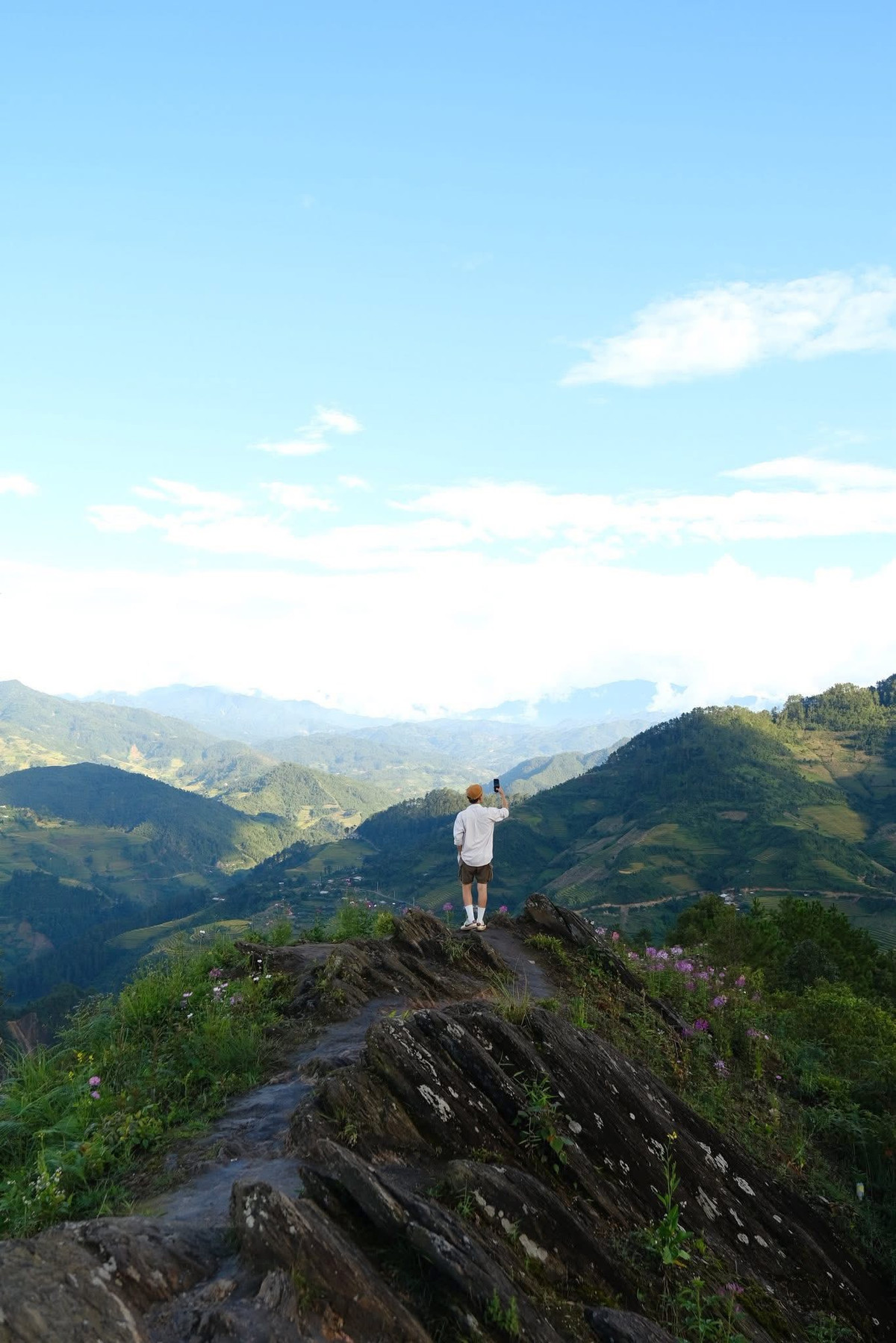 Đây cũng là một trong những điểm trekking được nhiều bạn trẻ ưa thích, nơi có thể hít hà không khí trong lành và phóng tầm mắt bao quát cả thung lũng lúa vàng dưới chân. Ảnh Tuyên Parafu