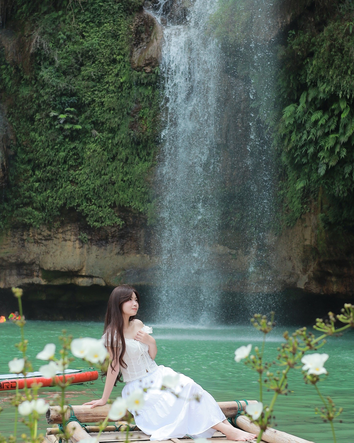 Những thác nước như Chiềng Khoa hay Nàng Tiên với hồ tắm mát và dòng nước uốn lượn trên đá rêu cũng là trải nghiệm không thể bỏ qua, cần lưu ý đường đi dốc và trơn trượt. Làng Nguyên Thủy (Hang Táu) vẫn giữ nguyên nét hoang sơ, với 15 hộ dân và gia súc thả tự do, mang đến cơ hội tìm hiểu đời sống bản địa.