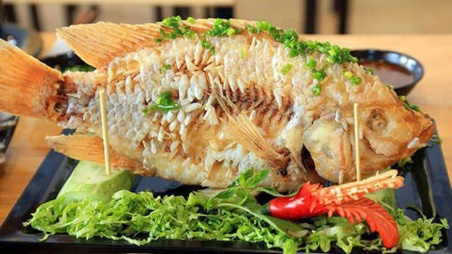 Nhóm người dị ứng cá và hải sản cũng cần tuyệt đối tránh, bởi chỉ một lượng nhỏ protein cũng có thể gây phát ban, khó thở hoặc sốc phản vệ. Ảnh minh họa