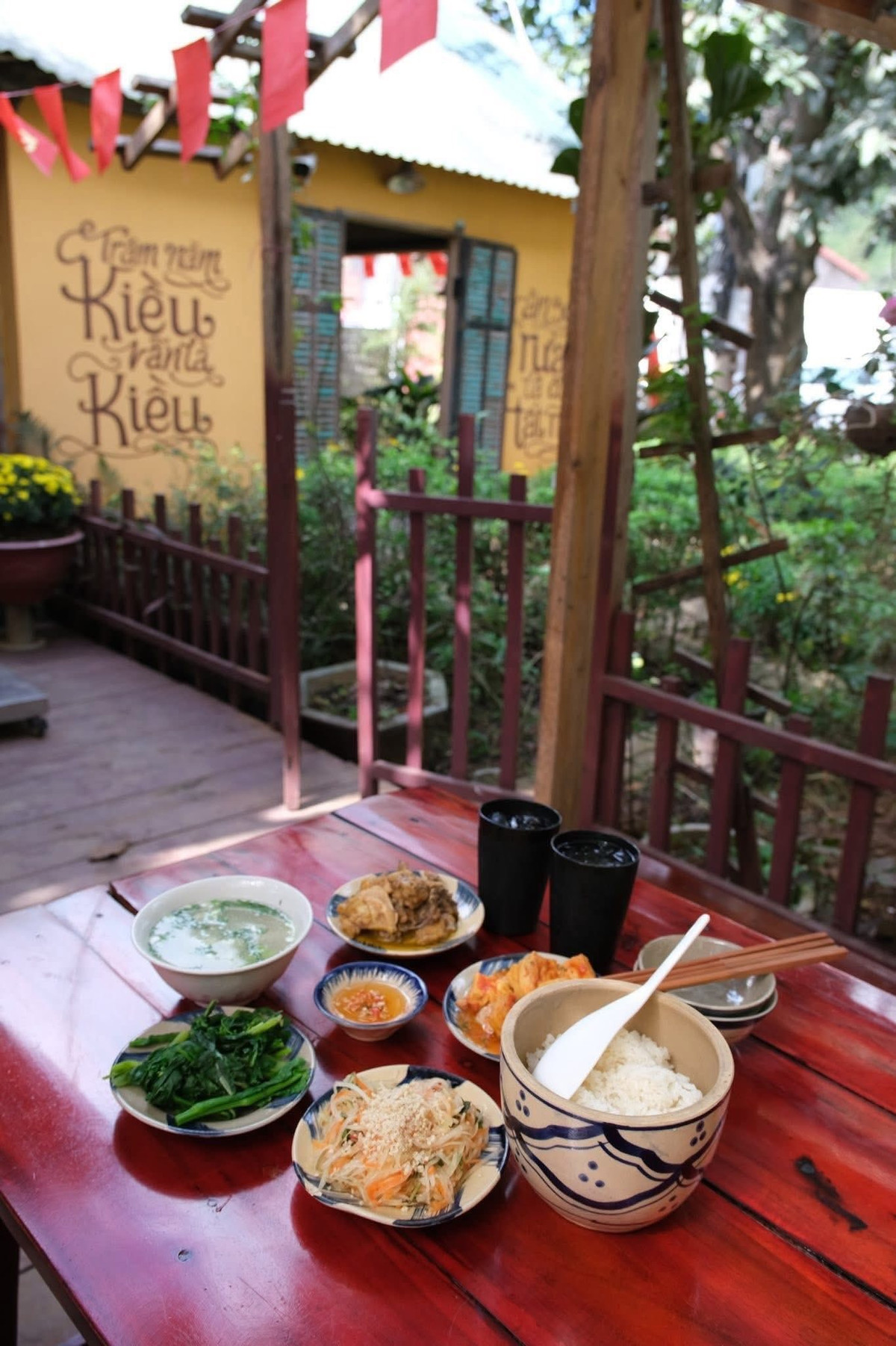 Buổi trưa, du khách thưởng thức bữa cơm đậm chất quê tại Bếp Mệ Tình, với các món ngon như “cơm mẹ nấu”.