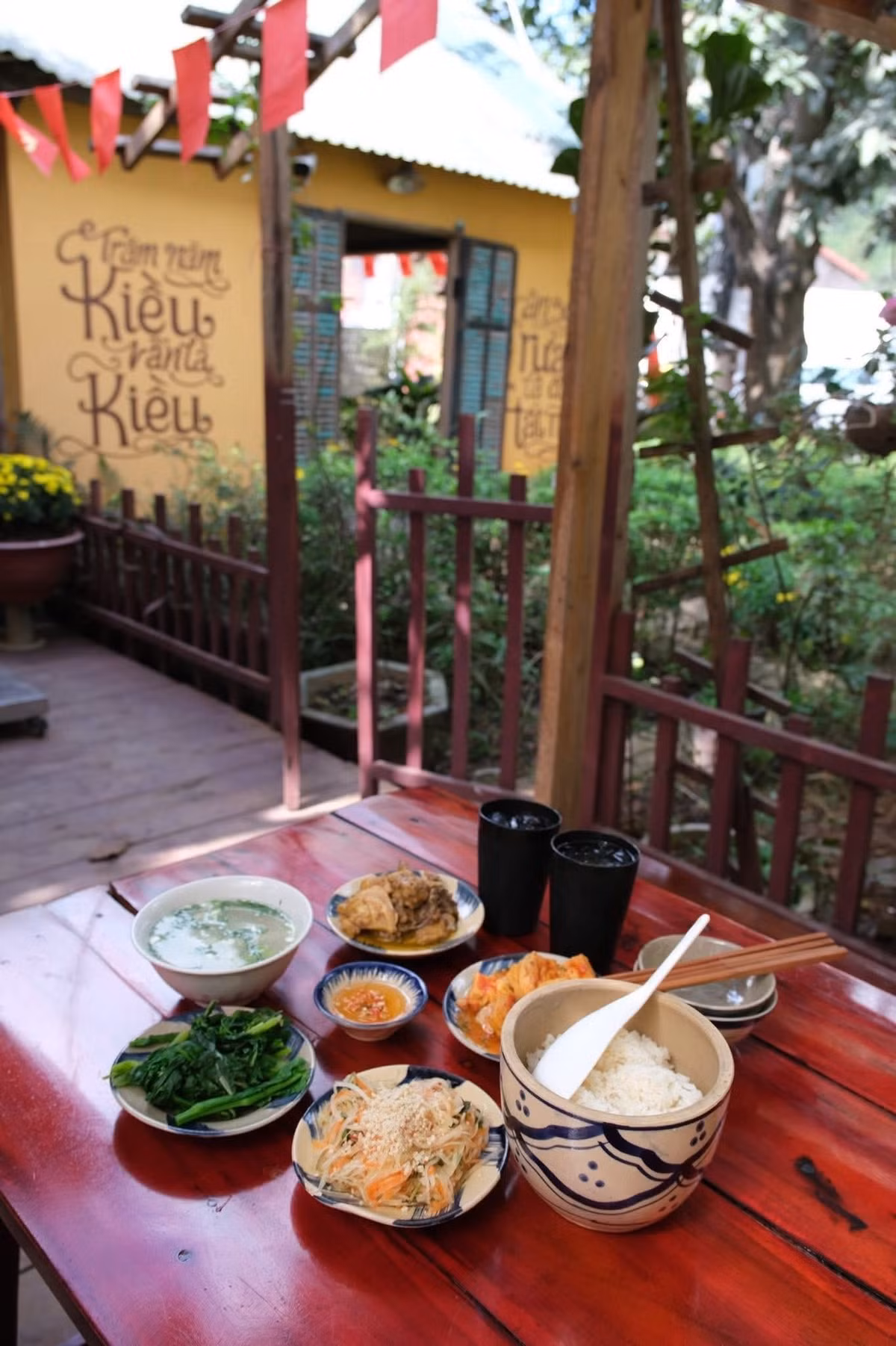 Buổi trưa, du khách thưởng thức bữa cơm đậm chất quê tại Bếp Mệ Tình, với các món ngon như “cơm mẹ nấu”.