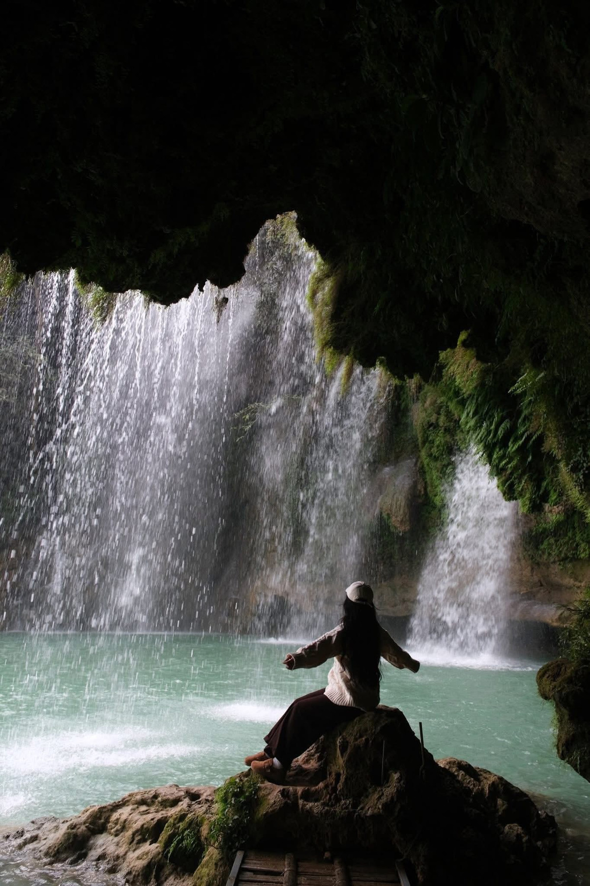 Trước khi rời Mộc Châu, du khách ghé Thác 7 tầng Chiềng Khoa. Đường đi không quá khó, có thể đi bộ hoặc thuê xe ôm để xuống thác. Vào mùa hoa nở, dòng nước xanh mát và lượng khách vừa phải giúp việc chụp ảnh trở nên dễ dàng. Khoảng 15h30, du khách trở về homestay, lấy hành lý và chuẩn bị lên xe trở về Hà Nội.