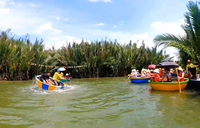 Giữa nhịp sống hiện đại, Cẩm Thanh vẫn giữ cho mình vẻ đẹp nguyên sơ và hồn quê mộc mạc. Chính điều đó đã khiến không ít du khách rời đi mà lòng còn vương vấn, tự hẹn ngày trở lại để thêm một lần được đắm mình trong “miền Tây thu nhỏ” giữa lòng Hội An. Ảnh Nguyễn Hoàng