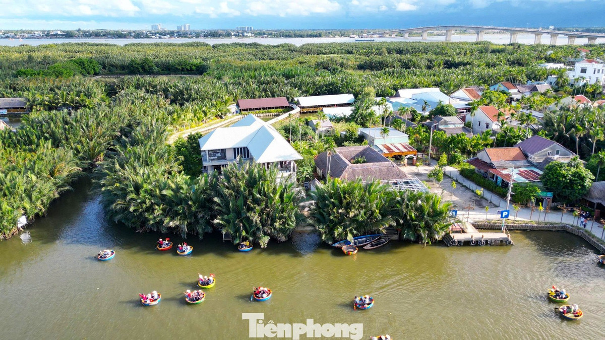 Chỉ với khoảng 150.000 đồng, du khách có thể thuê thuyền thúng dành cho hai người kèm người chèo là dân bản địa – những ngư dân hiền hòa, chất phác và vô cùng hiếu khách. Ảnh Báo Tiền Phong