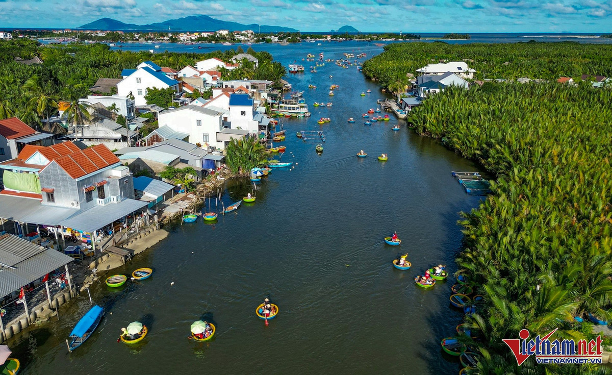 Dưới bàn tay khéo léo của các tay chèo lành nghề, chiếc thuyền thúng xoay tròn, nghiêng ngả trên mặt nước khiến nhiều du khách không khỏi hồi hộp xen lẫn thích thú. Tiếng cười nói, tiếng reo hò vang vọng cả khúc sông, tạo nên bầu không khí vui tươi, sống động nhưng vẫn rất đỗi bình yên. Ảnh Báo Vietnamnet