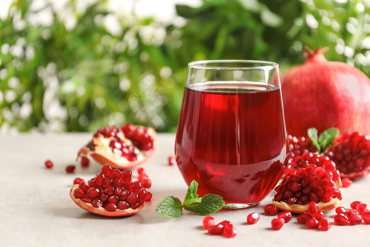 Một số nghiên cứu ghi nhận việc bổ sung nước ép lựu nguyên chất mỗi ngày có thể cải thiện chỉ số lipid máu và hỗ trợ làm giảm cholesterol LDL. Khi sử dụng, du khách nên ưu tiên nước ép nguyên chất, không thêm đường để tối ưu hiệu quả. Ảnh minh họa