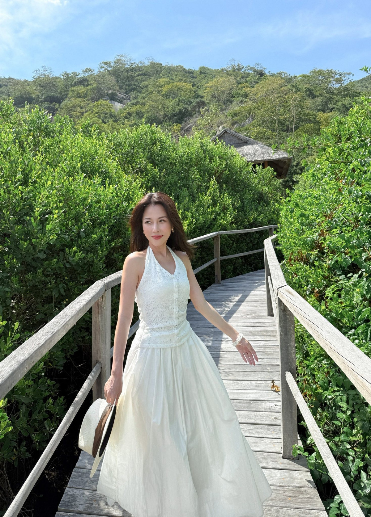 Ninh Vân không chỉ có biển mà còn được bao bọc bởi những dãy núi rừng xanh mướt. Sự kết hợp hài hòa giữa biển trời và thiên nhiên rừng núi tạo nên một bức tranh phong cảnh ấn tượng. Ảnh Chu Phương Linh