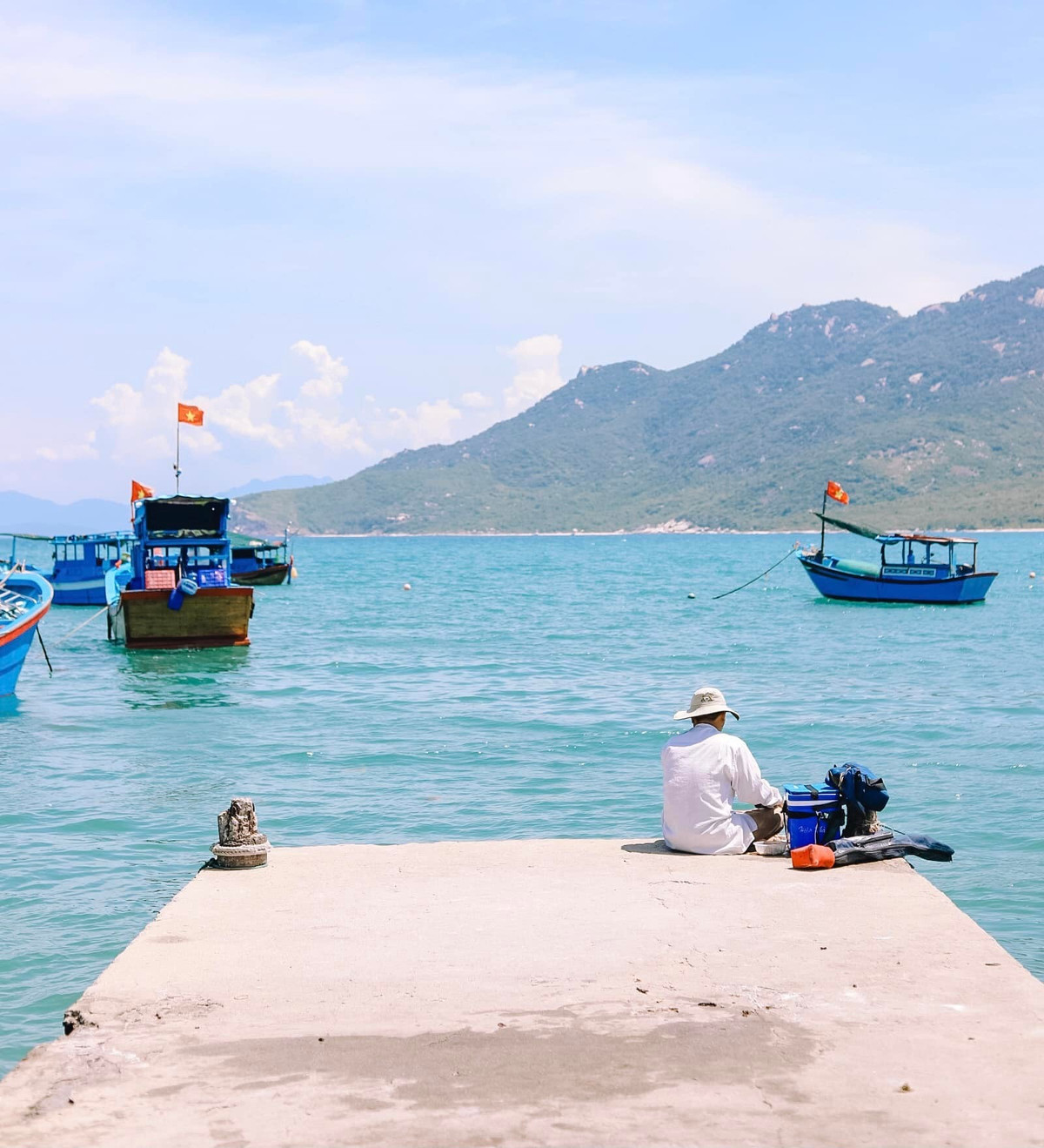 Điểm độc đáo ở Ninh Vân chính là sự biệt lập. Để đến được đây, du khách thường phải di chuyển bằng xe và tàu, mất khoảng 1,5 giờ đồng hồ. Chính sự “cách trở” ấy lại là lợi thế để giữ trọn nét nguyên sơ của vùng biển này, tránh xa sự ồn ào, náo nhiệt. Ảnh Hoàng Vũ