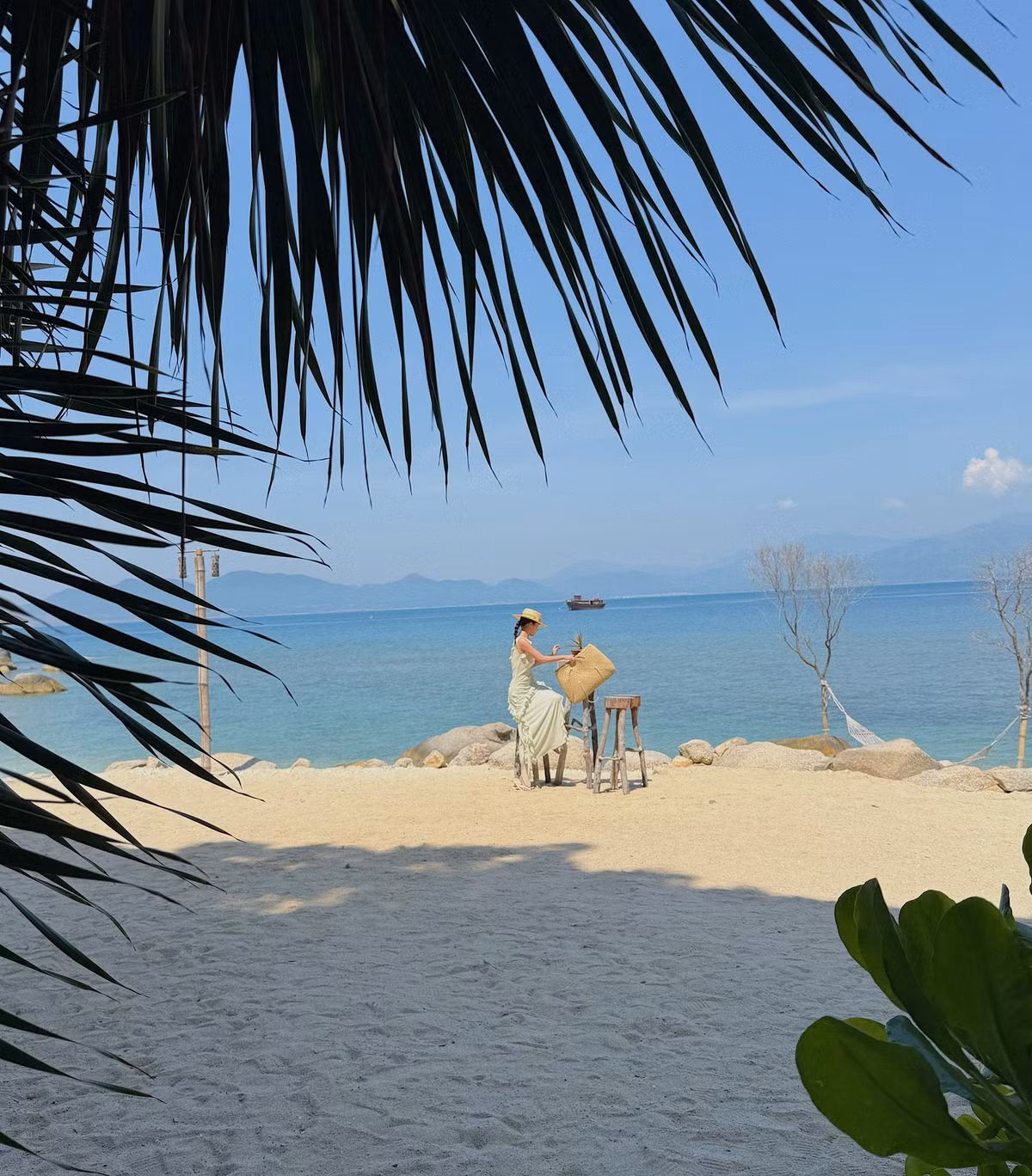 Ninh Vân không chỉ có biển mà còn được bao bọc bởi những dãy núi rừng xanh mướt. Ảnh Chu Phương Linh