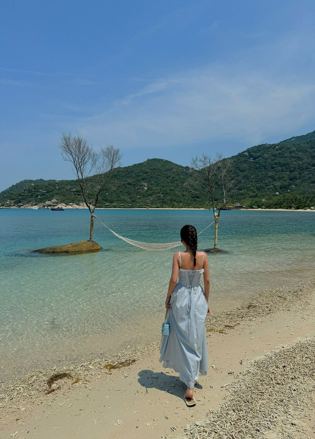 Vịnh Ninh Vân là nơi hội tụ nhiều khu nghỉ dưỡng cao cấp nổi tiếng với thiết kế gần gũi thiên nhiên, chan hòa với biển, rừng và nắng gió. Các resort ở đây thường được xây dựng theo phong cách thân thiện với môi trường, sử dụng vật liệu tự nhiên như gỗ, đá, mái lá và ưu tiên không gian mở để du khách có thể cảm nhận trọn vẹn thiên nhiên. Ảnh Chu Phương Linh