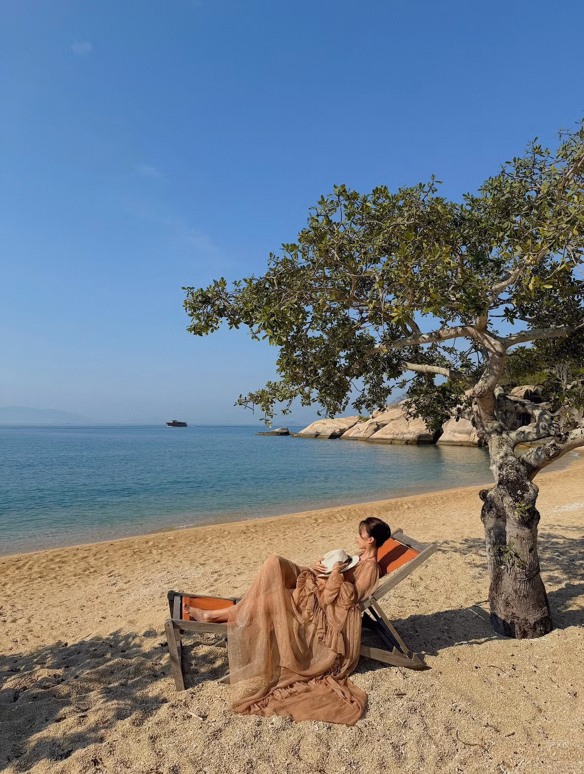 Ở đây, du khách có thể thức dậy với tiếng sóng vỗ, ngắm bình minh trên biển, hoặc dành cả buổi chiều để đọc sách trong một căn villa hướng biển mát rượi. Ảnh Chu Phương Linh