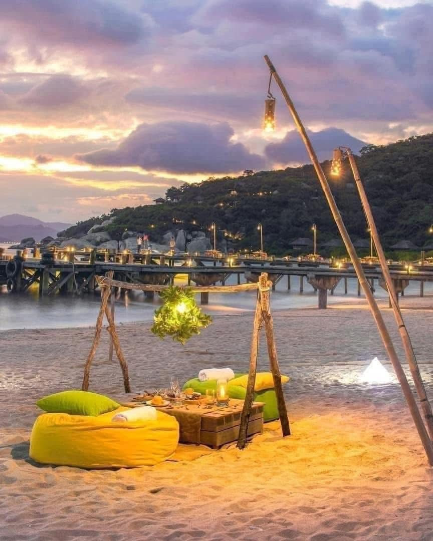 Hầu hết các khu nghỉ dưỡng đều cung cấp các dịch vụ như spa giữa rừng, hồ bơi hướng biển, lớp yoga buổi sáng, và nhiều hoạt động như chèo thuyền kayak, lặn ngắm san hô, hay leo núi quanh khu vực bán đảo. Ảnh