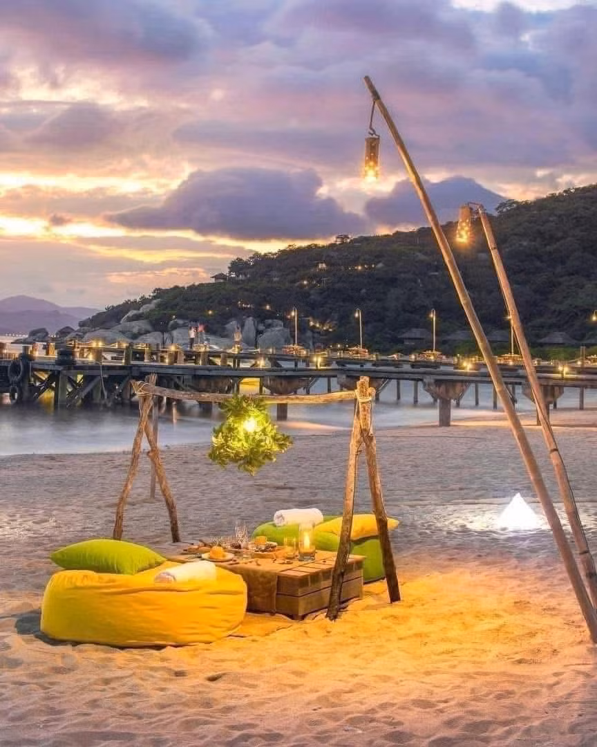 Hầu hết các khu nghỉ dưỡng đều cung cấp các dịch vụ như spa giữa rừng, hồ bơi hướng biển, lớp yoga buổi sáng, và nhiều hoạt động như chèo thuyền kayak, lặn ngắm san hô, hay leo núi quanh khu vực bán đảo. Ảnh