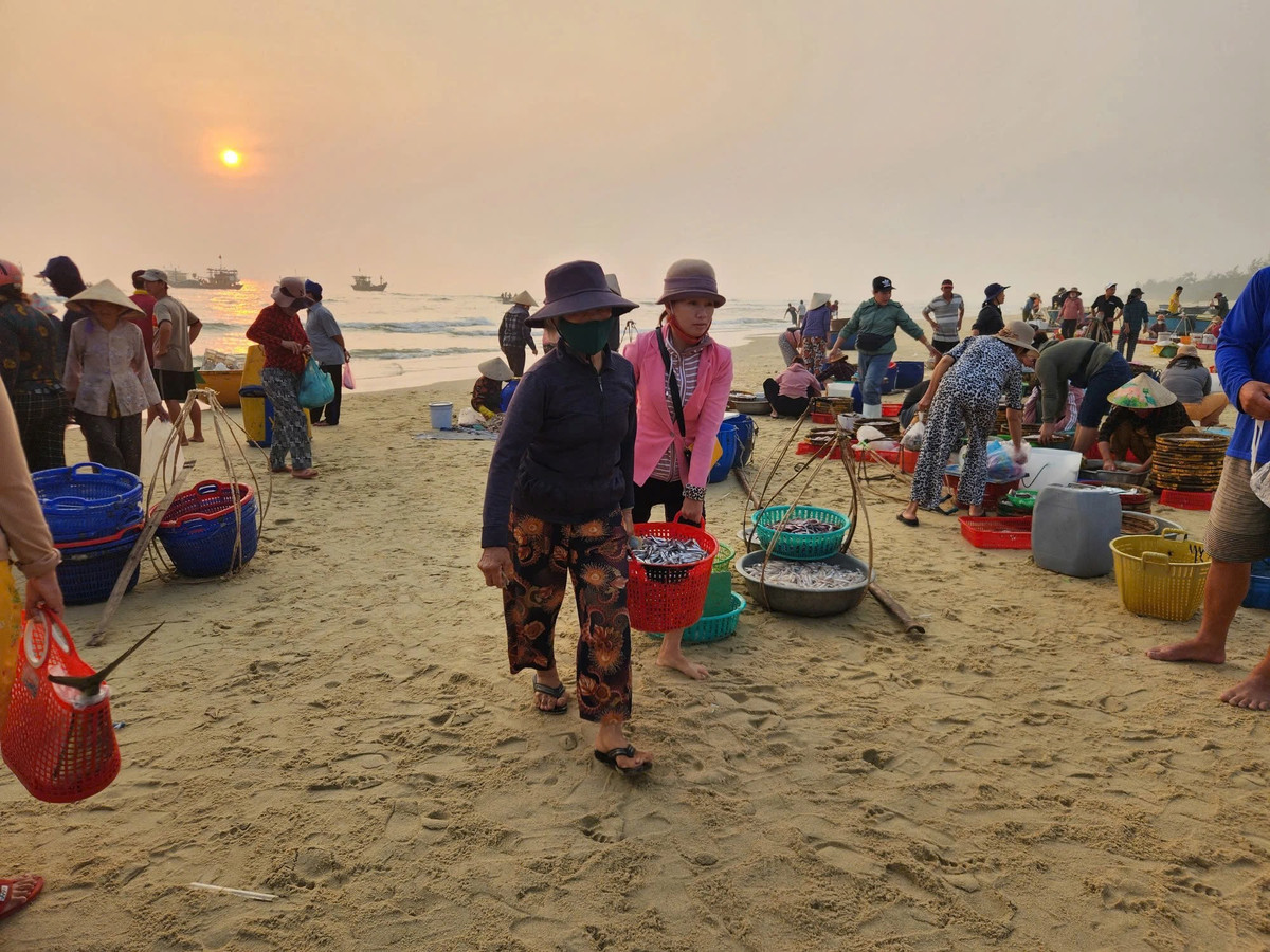 Điều đặc biệt là phiên chợ chỉ kéo dài khoảng 2 tiếng đồng hồ. Khi nắng lên cao, thuyền đã cập hết, người mua cũng tản dần, chợ tan, bãi biển lại trở về vẻ yên bình vốn có. Ảnh Nguyễn Cường