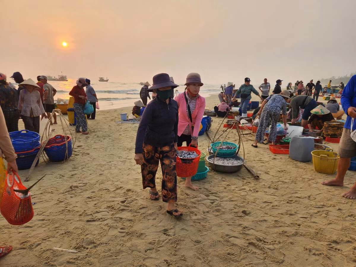 Điều đặc biệt là phiên chợ chỉ kéo dài khoảng 2 tiếng đồng hồ. Khi nắng lên cao, thuyền đã cập hết, người mua cũng tản dần, chợ tan, bãi biển lại trở về vẻ yên bình vốn có. Ảnh Nguyễn Cường