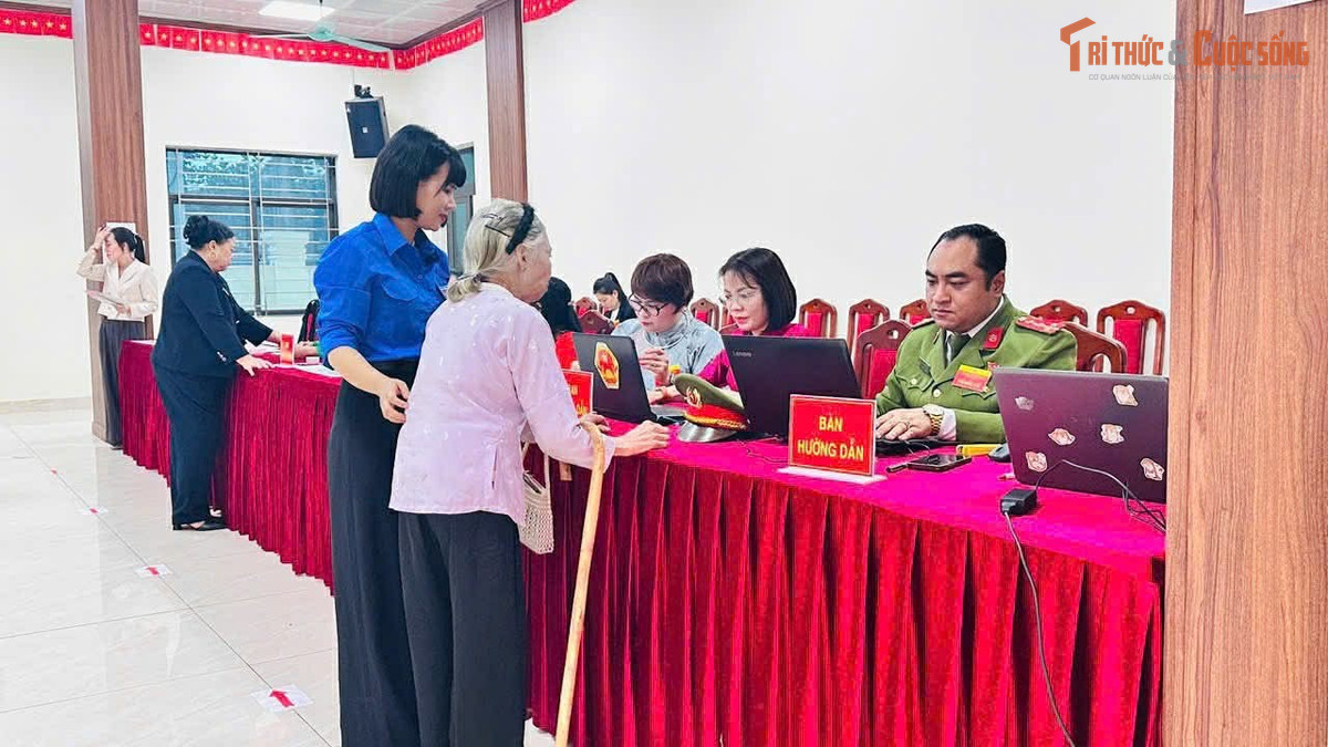 Những phần việc tưởng chừng giản đơn nhưng được các bạn trẻ thực hiện nhịp nhàng, góp phần giúp hoạt động bầu cử diễn ra thông suốt.