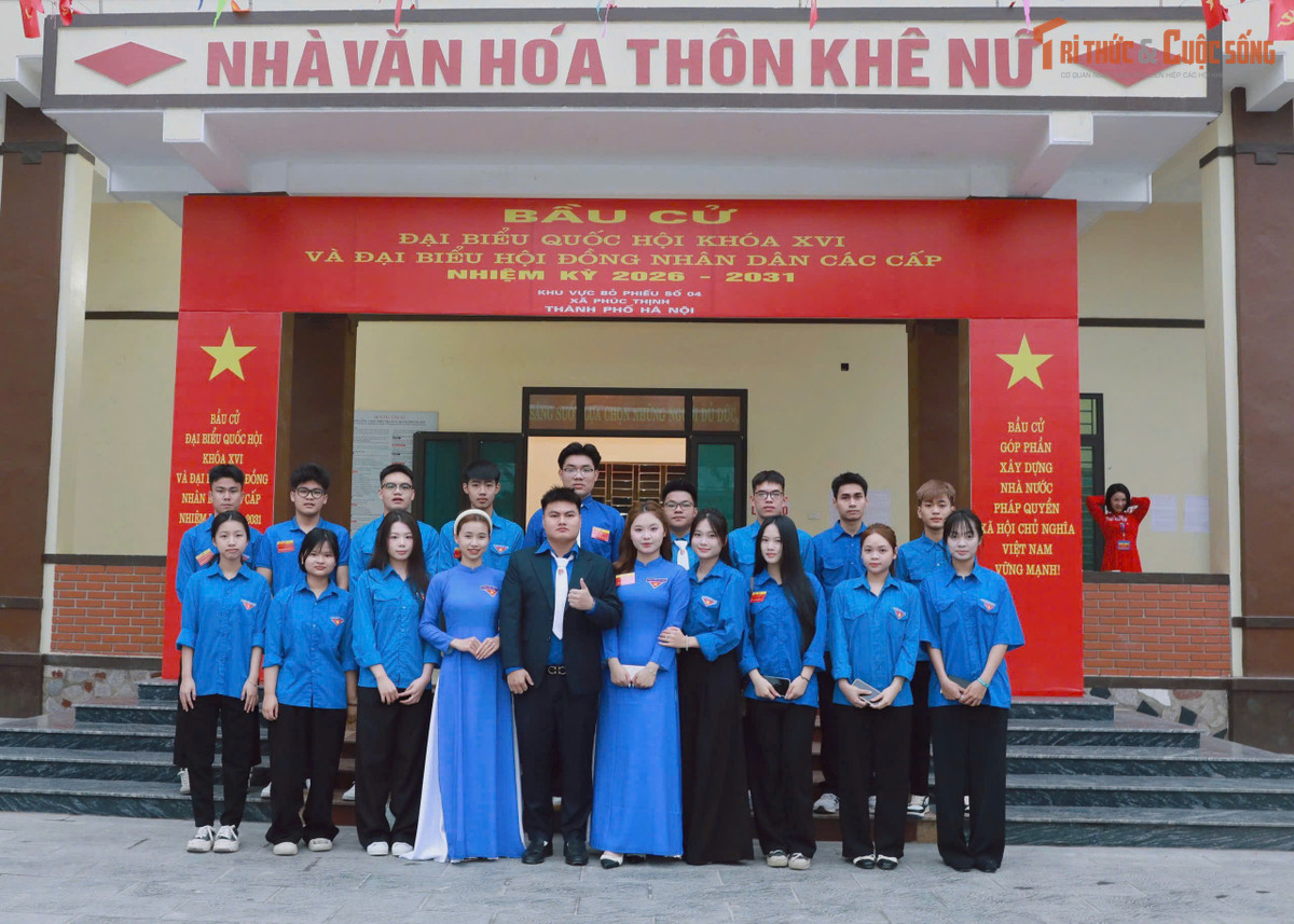 Từ sáng sớm 15/3, tại nhiều điểm bỏ phiếu trên địa bàn Hà Nội, hình ảnh những đoàn viên, thanh niên trong màu áo xanh tình nguyện tất bật hỗ trợ cử tri đã trở thành nét đẹp quen thuộc. Với tinh thần xung kích và trách nhiệm, lực lượng thanh niên góp phần để ngày bầu cử đại biểu Quốc hội khóa XVI và đại biểu HĐND các cấp nhiệm kỳ 2026–2031 diễn ra trang nghiêm, trật tự.