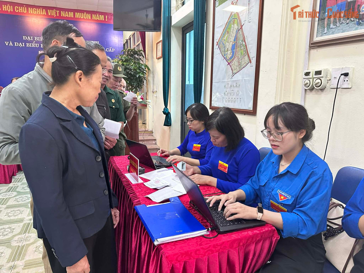 Nhắc đến những kỳ bầu cử trước, Kim Ngân (UV BCH thôn Lại Đà, xã Đông Anh) cho biết lần này cô có một trải nghiệm rất khác. Nếu trước đây là người được các anh chị đoàn viên hướng dẫn khi đi bỏ phiếu, thì năm nay Ngân lại trực tiếp tham gia hỗ trợ, chỉ dẫn cử tri tại điểm bầu cử. Theo Ngân, việc được “đổi vai” khiến cô cảm thấy vừa hào hứng vừa tự hào vì có thể góp một phần sức trẻ để công tác bầu cử diễn ra thuận lợi hơn.