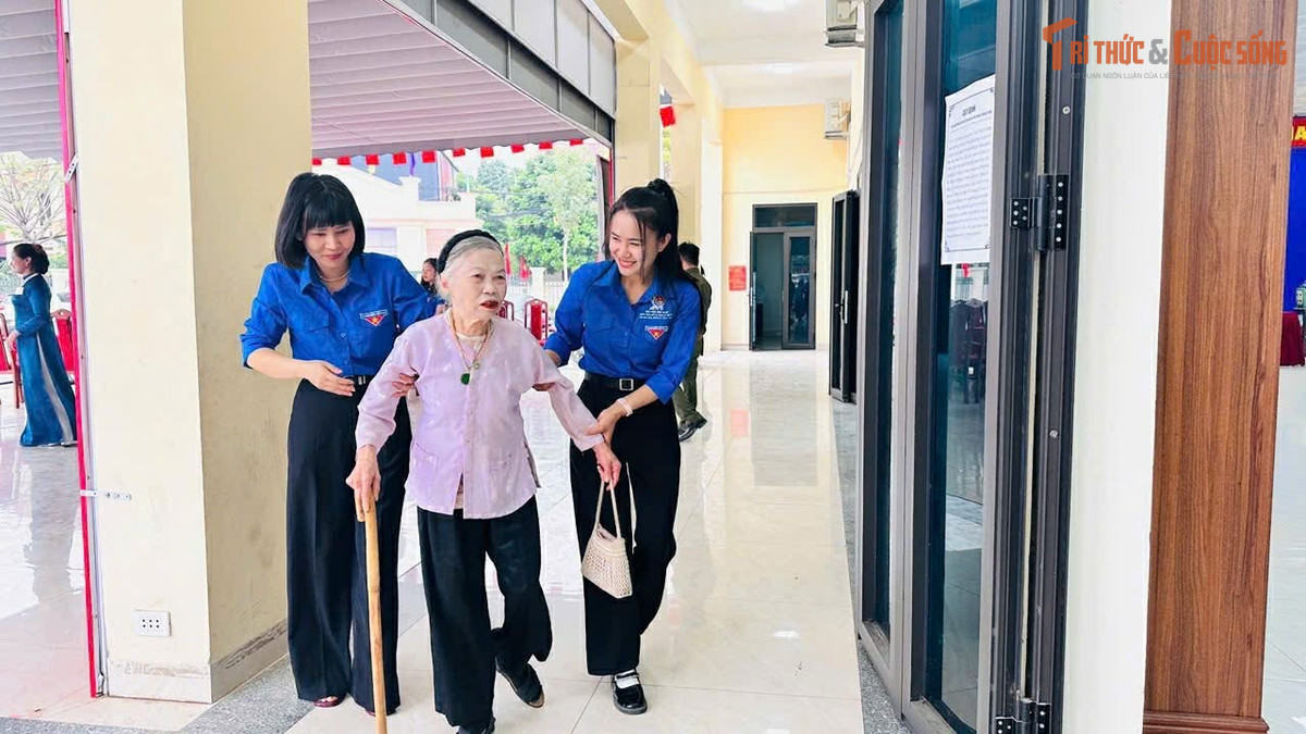 Bên cạnh đó, nhiều đoàn viên còn chủ động hỗ trợ người cao tuổi và những cử tri lần đầu tham gia bầu cử tiếp cận khu vực bỏ phiếu thuận lợi hơn. Nhờ sự hướng dẫn tận tình của các bạn trẻ, nhiều cử tri nhanh chóng nắm được quy trình và hoàn thành việc bỏ phiếu..