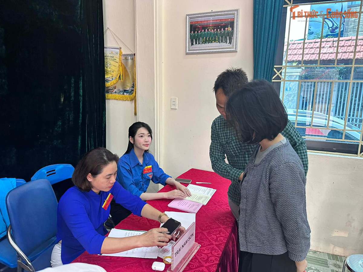 Theo ghi nhận tại nhiều điểm bỏ phiếu, sự xuất hiện của màu áo xanh thanh niên đã góp phần tạo nên không khí thân thiện, sôi nổi trong ngày bầu cử. Những việc làm giản dị nhưng đầy trách nhiệm của các bạn trẻ không chỉ giúp người dân thuận tiện hơn trong quá trình thực hiện quyền công dân mà còn lan tỏa tinh thần tình nguyện trong cộng đồng.