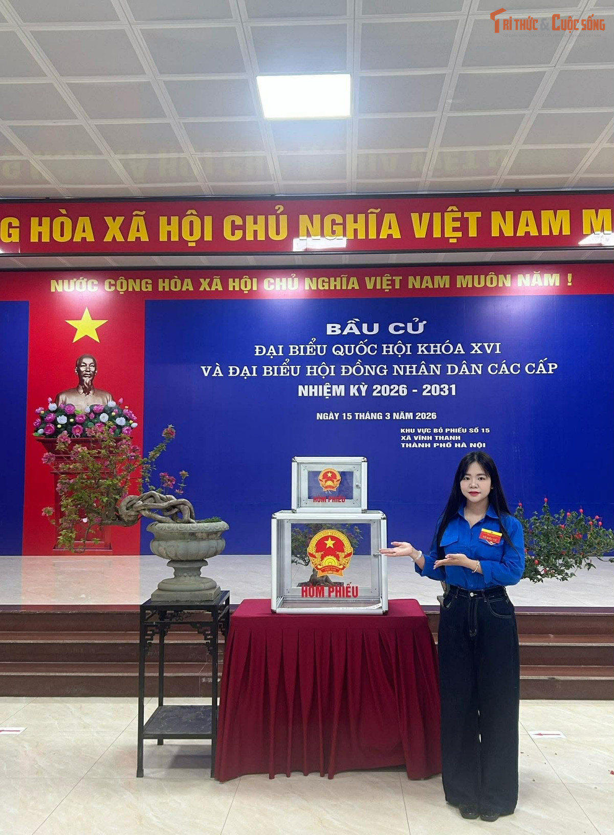Cùng tham gia hỗ trợ tại điểm bỏ phiếu, chị Nguyễn Phương Linh (Bí thư ĐTN thôn Cổ Điển, xã Vĩnh Thanh), cho biết điều khiến cô ấn tượng nhất là không khí phấn khởi của người dân khi đến thực hiện quyền công dân. Ngay từ sáng sớm đã có rất đông cử tri đến bỏ phiếu. Khi được hướng dẫn cụ thể, mọi người đều thực hiện rất nhanh. Mình cảm thấy rất vui vì những việc nhỏ của mình có thể giúp các bác, các cô chú thuận tiện hơn trong quá trình bỏ phiếu,” Linhh chia sẻ.