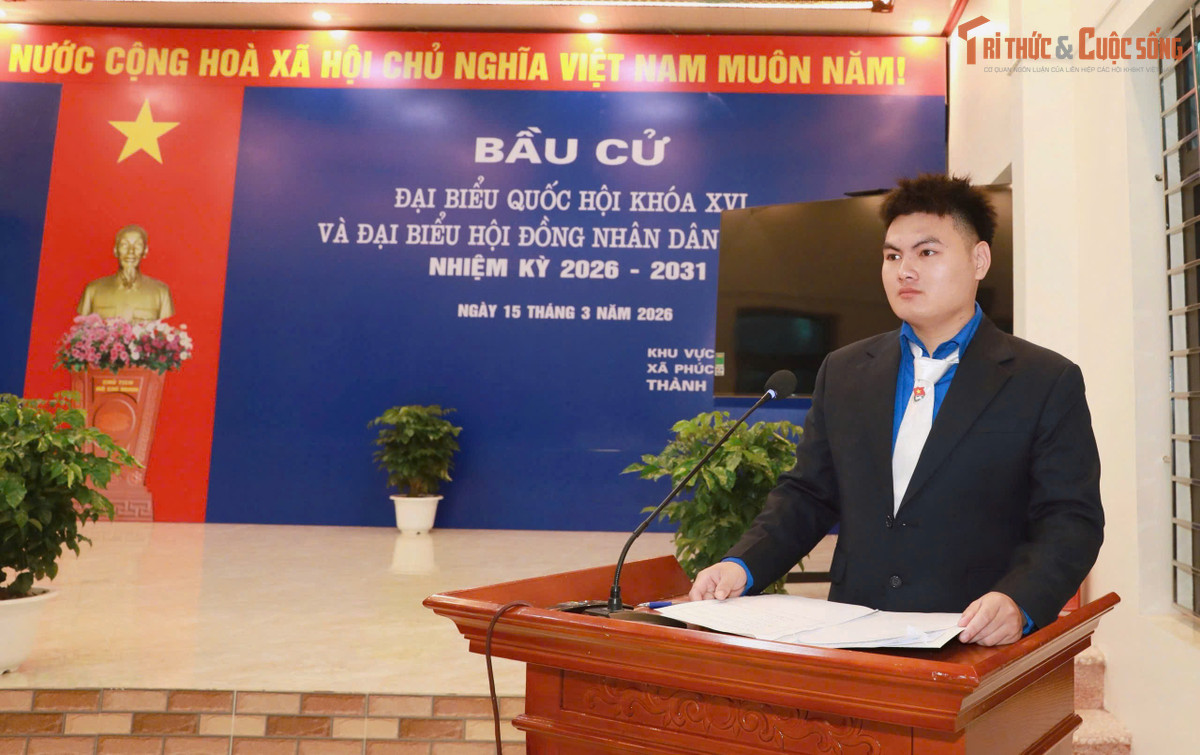 Ngay từ tờ mờ sáng, anh Ngô Quang Anh (Ủy viên BCH Đoàn xã Phúc Thịnh, Bí thư Chi đoàn thôn Khê Nữ) đã cùng các đoàn viên, thanh niên có mặt tại điểm bỏ phiếu để chuẩn bị công việc. Theo anh, các tình nguyện viên được phân công nhiều nhiệm vụ như hướng dẫn cử tri, hỗ trợ người cao tuổi và giữ gìn trật tự khu vực bỏ phiếu. “Ngày bầu cử là sự kiện quan trọng nên ai cũng muốn góp sức. Mỗi người một phần việc nhỏ nhưng khi cùng chung tay thì sẽ giúp công tác tổ chức diễn ra thuận lợi hơn,” anh Quang Anh chia sẻ.