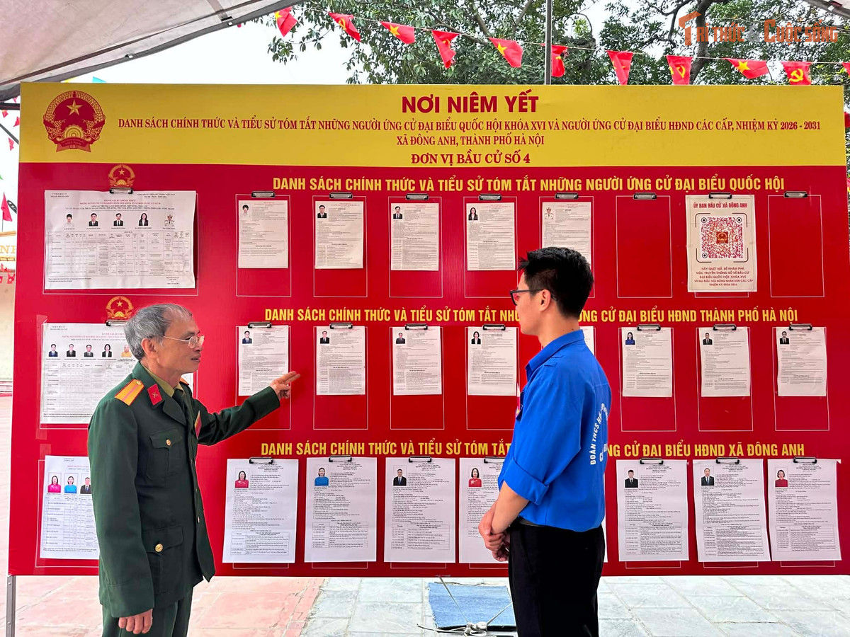 Ngay khi các điểm bỏ phiếu bắt đầu đón cử tri, các đội hình thanh niên tình nguyện nhanh chóng vào vị trí được phân công. Người hướng dẫn kiểm tra danh sách cử tri, người hỗ trợ quy trình nhận phiếu và bỏ phiếu, người sắp xếp phương tiện và giữ gìn trật tự khu vực bên ngoài.