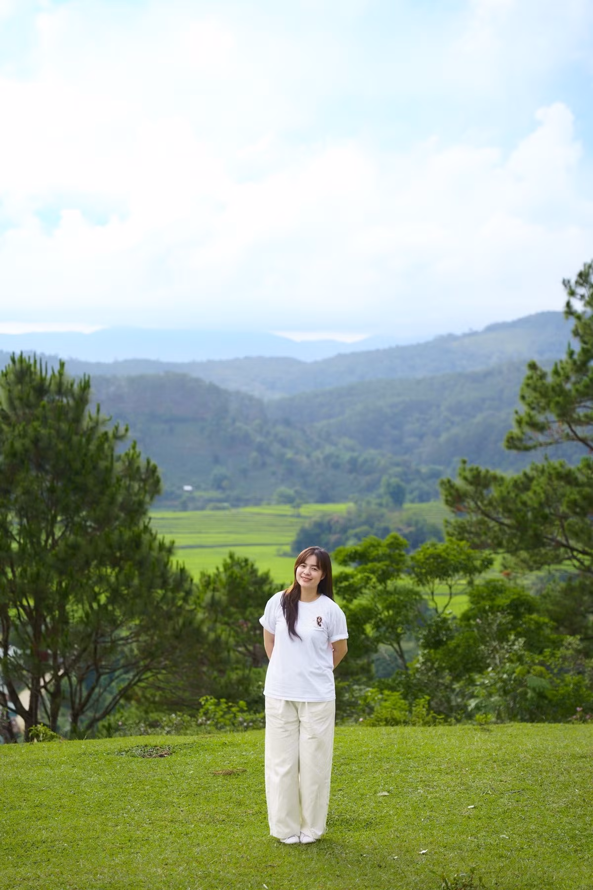 Không có tiếng ồn xe cộ, không nhà cao tầng, chỉ có tiếng chim hót, tiếng suối róc rách và làn gió se lạnh phả qua hàng thông xanh ngắt. Nhiều du khách chọn mang theo bạt picnic, chút đồ ăn nhẹ để có một buổi chiều thư giãn giữa thiên nhiên. Ảnh Mangdenchill