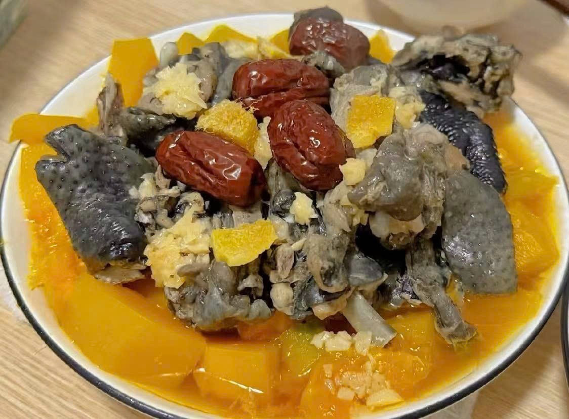 Để tránh tình trạng khó chịu, nên chế biến bí đỏ kỹ, nấu mềm hoặc hầm nhừ, thay vì ăn sống hoặc chế biến quá cứng. Việc này vừa giúp cơ thể hấp thụ tốt các chất dinh dưỡng, vừa bảo vệ dạ dày. Ảnh minh họa