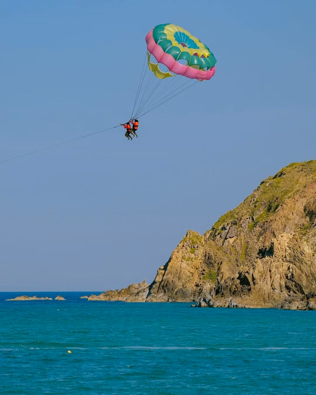 Ngoài việc đắm mình trong làn nước trong xanh, du khách đến Kỳ Co còn có thể tham gia nhiều hoạt động thú vị khác như lặn biển ngắm san hô, tắm nắng trên bãi cát, hay đơn giản là ngồi thư giãn và thưởng thức không khí trong lành của thiên nhiên. Ảnh Jonathan Phan