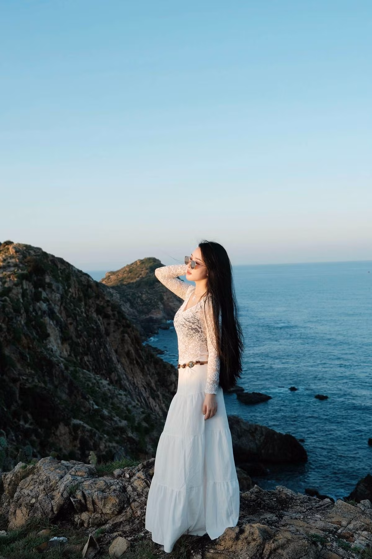 Dù Kỳ Co vẫn còn khá hoang sơ và chưa có quá nhiều dịch vụ du lịch phát triển, nhưng nơi đây đã có những dịch vụ cơ bản như nhà hàng hải sản, dịch vụ tắm nước ngọt và chòi nghỉ. Du khách nên mang theo nước uống, đồ ăn nhẹ và các dụng cụ bảo vệ bản thân như kem chống nắng, khăn tắm để có một chuyến đi thuận lợi và thoải mái. Ảnh Quỳnh Phan