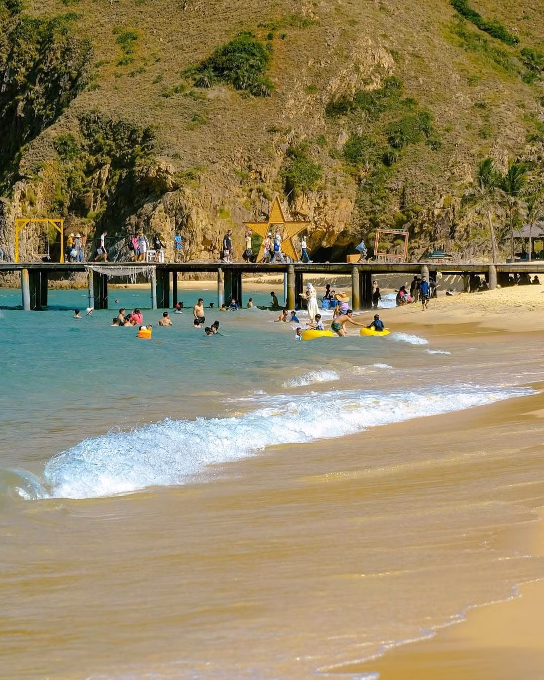 Làn sóng nhẹ nhàng vỗ về bờ cát, mang lại cảm giác thanh thản, dễ chịu, như một liều thuốc xoa dịu tâm hồn. Ảnh Jonathan Phan