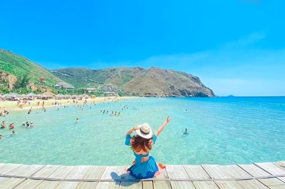 Những khu vực gần bờ biển là những rạn san hô tuyệt đẹp, nơi du khách có thể khám phá thế giới dưới nước đầy màu sắc với đủ loại cá và sinh vật biển. Ảnh VnTrip