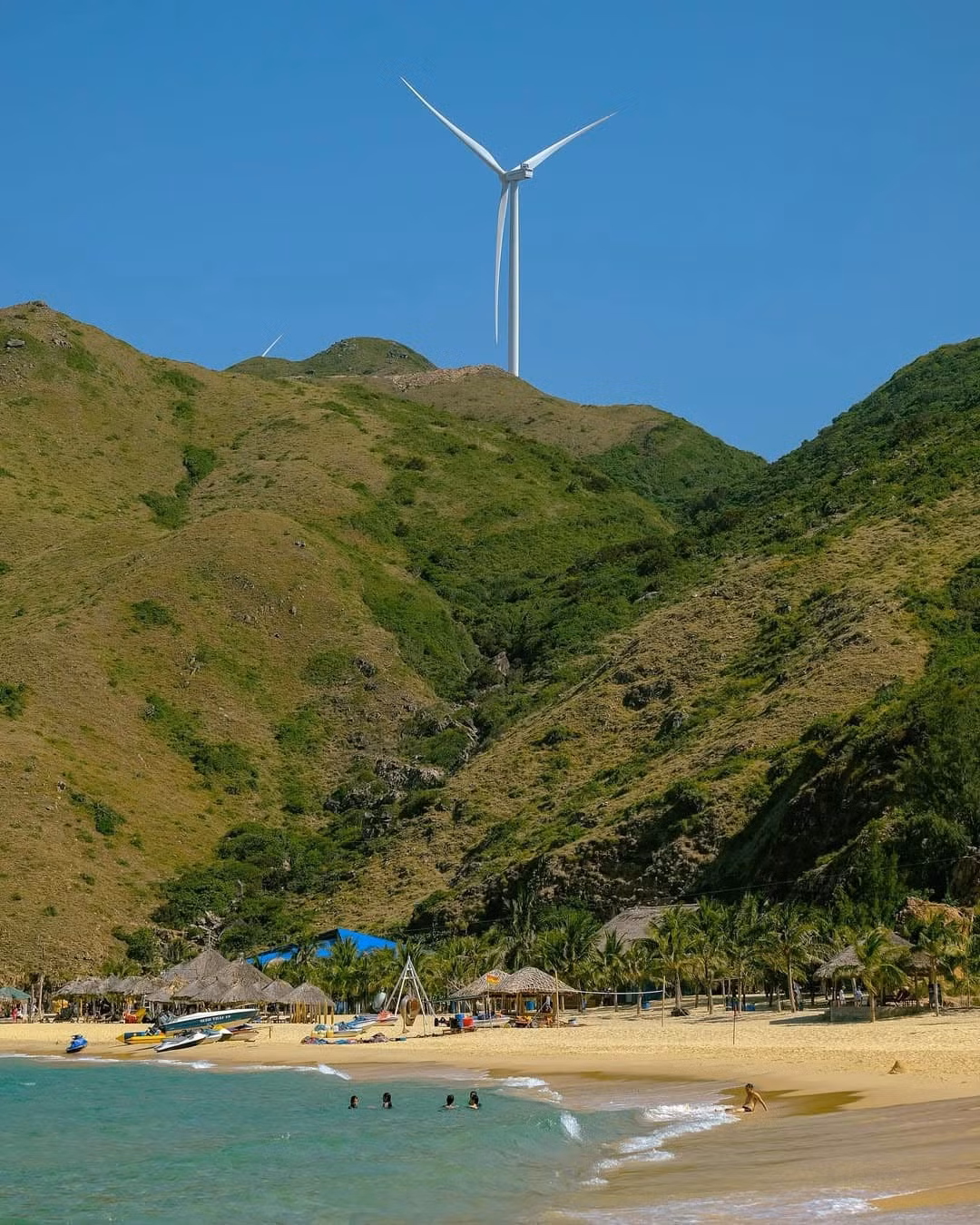 Khung cảnh xung quanh bãi biển cũng không kém phần ấn tượng với những dãy núi đá hùng vĩ, những mỏm đá tự nhiên nhô lên tạo thành những vũng nước nhỏ, là nơi lý tưởng để du khách vui chơi, chụp ảnh hoặc thư giãn. Ảnh Jonathan Phan