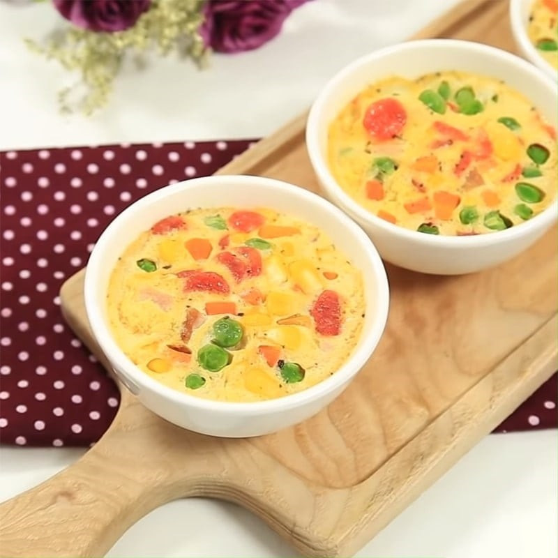 Với bữa sáng, bạn có thể chọn trứng hấp rau củ, kết hợp trứng với cà rốt, bắp non, đậu Hà Lan, vừa mềm mịn vừa bổ sung thêm vitamin A và E giúp tóc bóng khỏe. Ảnh minh hoạ