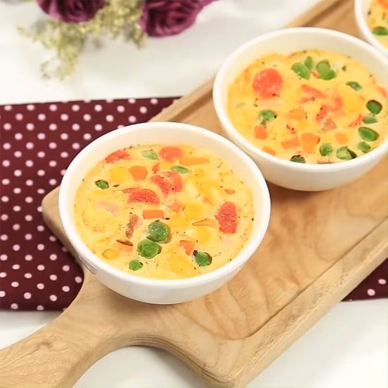 Với bữa sáng, bạn có thể chọn trứng hấp rau củ, kết hợp trứng với cà rốt, bắp non, đậu Hà Lan, vừa mềm mịn vừa bổ sung thêm vitamin A và E giúp tóc bóng khỏe. Ảnh minh hoạ