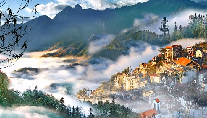 Tam Đảo được mệnh danh là “Đà Lạt miền Bắc” nhờ vẻ đẹp mờ ảo và lãng mạn khi trời lạnh. Sáng sớm lẫn chiều muộn, sương mù phủ kín, biến thị trấn nhỏ thành vùng đất mộng mơ. Ảnh VinTrip